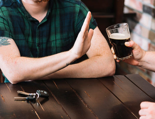 ¿Cuándo aparece el síndrome de abstinencia al alcohol?